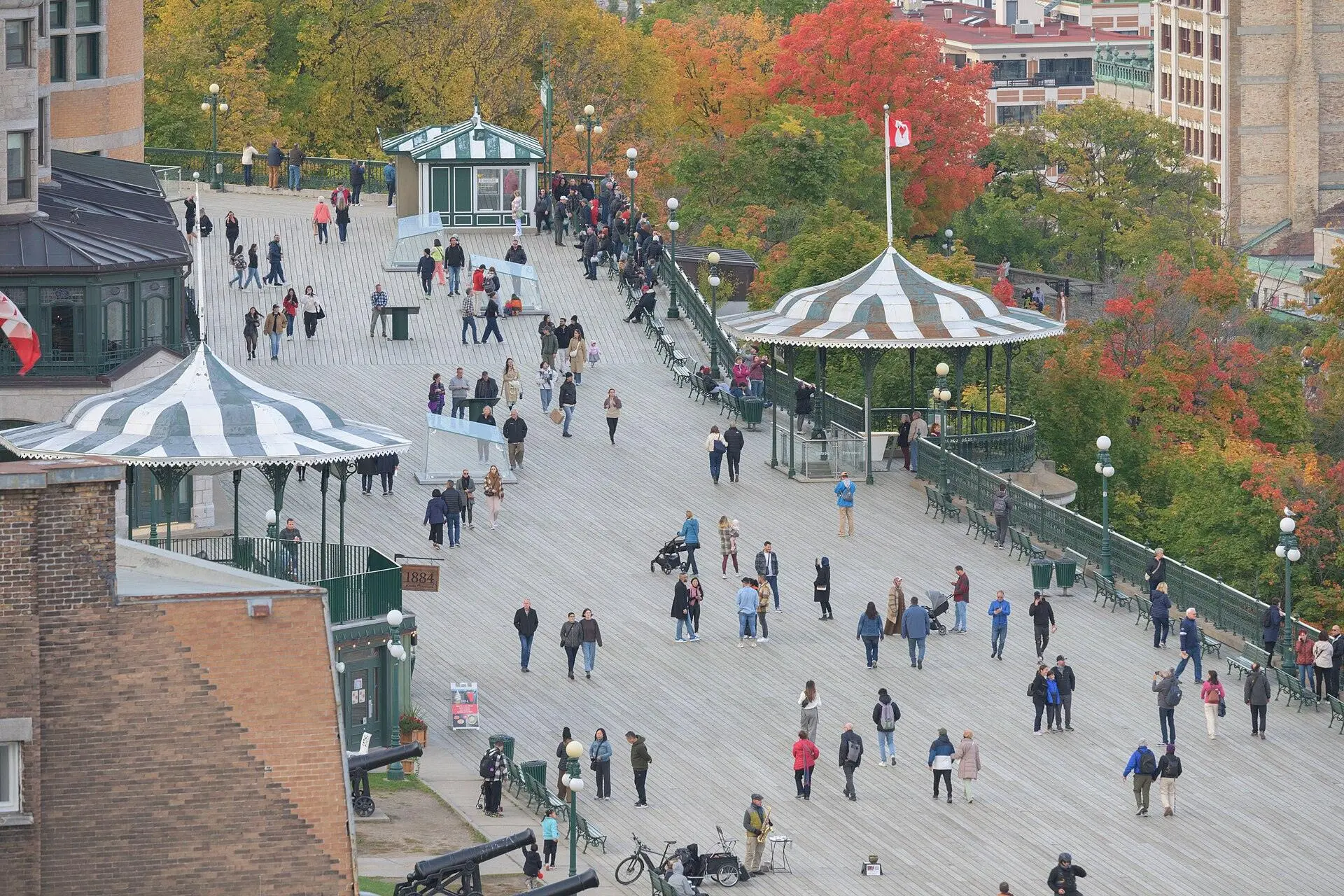 Dufferin Terrace in Québec City, seen from above in autumn